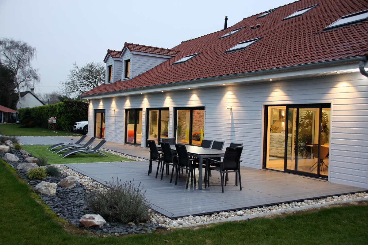 Construction d'une terrasse en bois accolé à la piscine d'intérieur - Defi Habitat - Constructeur de maison en ossature bois